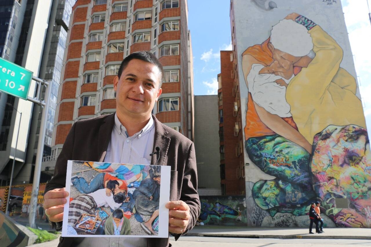 El fotoperiodista Héctor Fabio Zamora es el autor de la foto que inspiró el mural de 'El beso de los invisbles', en el centro de Bogotá.|||
