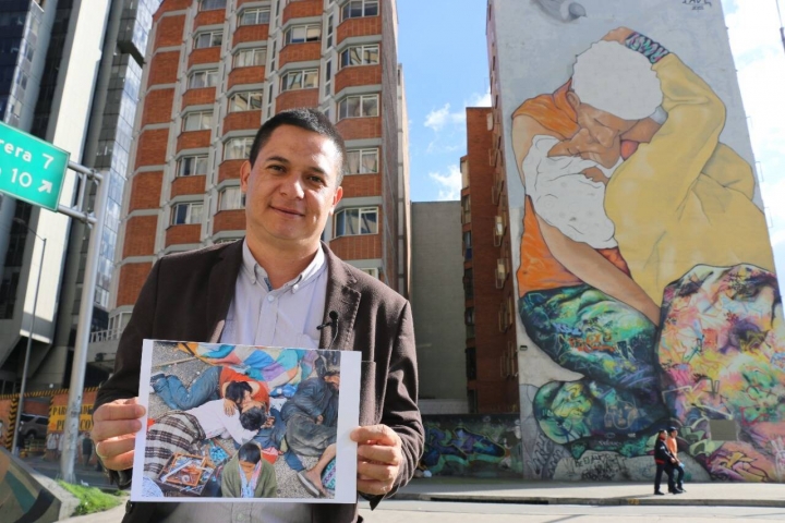 El fotoperiodista Héctor Fabio Zamora es el autor de la foto que inspiró el mural de 'El beso de los invisbles', en el centro de Bogotá.