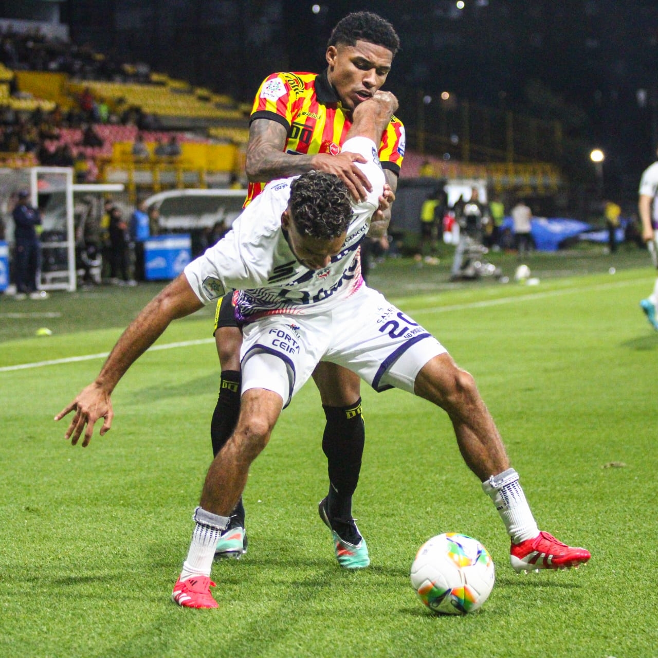 Fortaleza y Pereira empataron en Techo|El partido tuvo 22 faltas en total|El partido se destacó por las peleas y el bajo nivel de juego|El técnico de Fortaleza Sebastián Oliveros fue expulsado por un reclamo aireado|Pereira tuvo más oportunidades claras de gol|Fortaleza CEIF es cuarto en la tabla con 10 puntos|Deportivo Pereira es octavo en la tabla con 8 puntos|En total el árbitro central sacó 10 amarillas|El partido estuvo bastante caliente por lado y lado|Ambos equipos han hecho una buena campaña|||