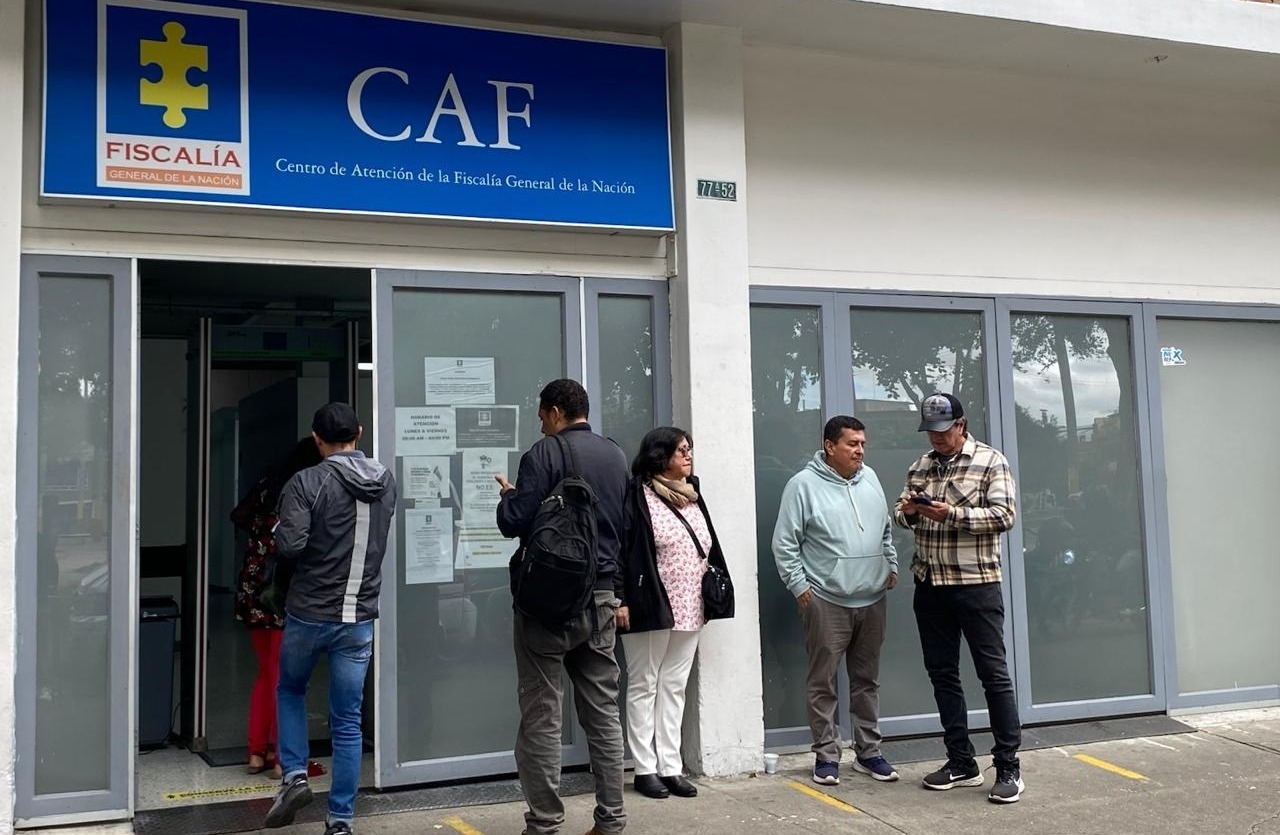 Los Centros de Atención de la Fiscalía (CAF) son establecimientos a los que los ciudadanos pueden dirigirse para dar atención a sus requerimientos. En Bogotá hay 8, y alrededor de 100 en el resto del país.|||