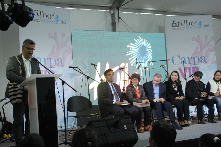 Por la diversidad de libros en la Filbo, Vicente Silva Vargas cree que está en el "mundial del libro". Crédito de la foto: Silvia Bayona