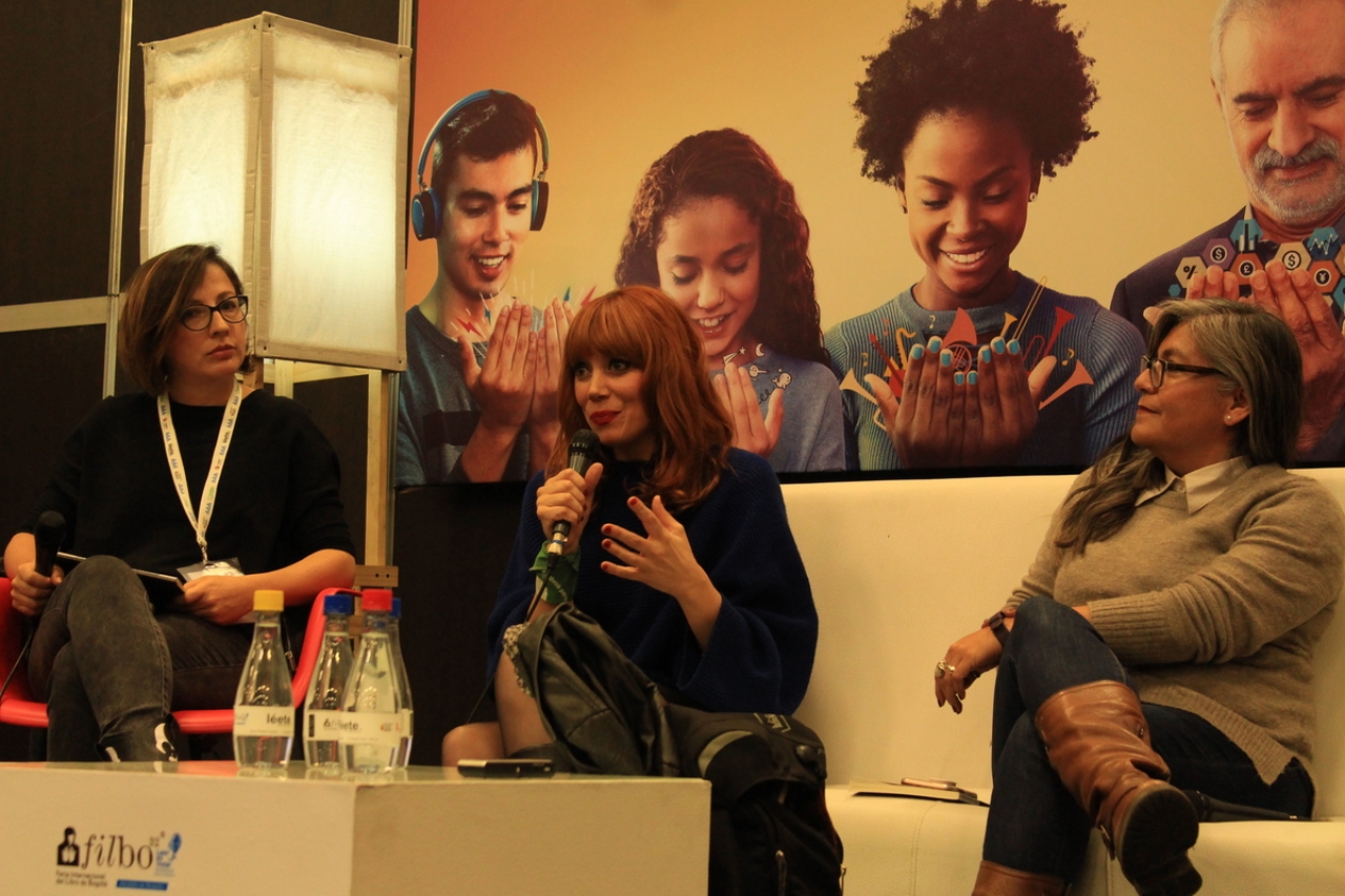 Tatiana Andrade, Paula Bonet y Sylvia Aguilar, durante la conferencia "Escribir con el cuerpo" en la Fibo 2019.|||