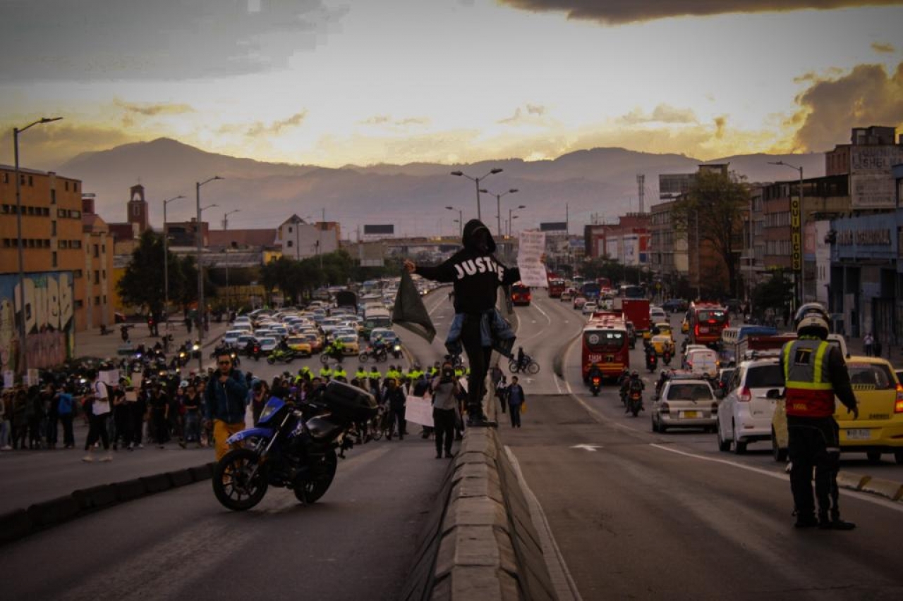 Nos siguen matando, violando y nadie dice nada|La Policía abusa del poder y abusa de las mujeres|Capucha morada|Grito de dolor por la indiferencia de la sociedad|La Policía no me cuida, me cuidan mis amigas|Toma un respiro, sigue luchando|La marcha llega a Ricaurte|Performance "El violar eres tú"|Aborto libre, seguro y gratuito|Capuchas de colores|Los carteles también hablan|Ciclistas llevan símbolos que apoyan la marcha|||