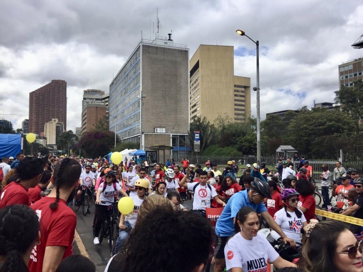 Una fiesta en la ciclovía da inicio al quinto Festival 'Ni con el pétalo de una rosa'