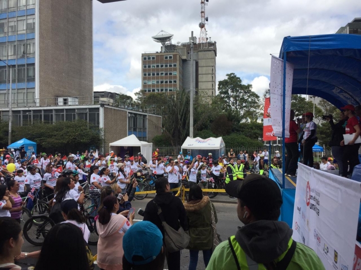 Una fiesta en la ciclovía da inicio al quinto Festival 'Ni con el pétalo de una rosa'