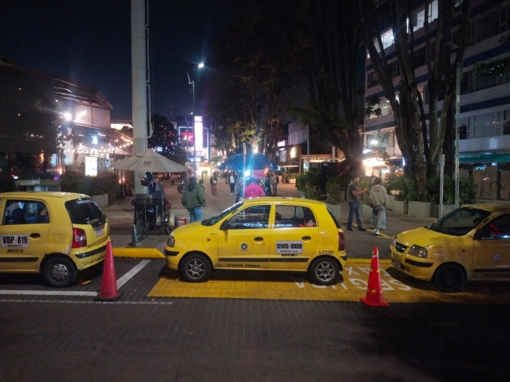 Zona segura de taxis ubicada en la calle 84A en la Zona T.