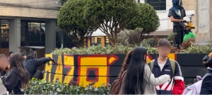 Alrededor de 30 universitarios participaron en la pintada del mural frente a la universidad del Rosario el pasado 26 de febrero con el mensaje ‘Las cuchas tenían razón’.|||