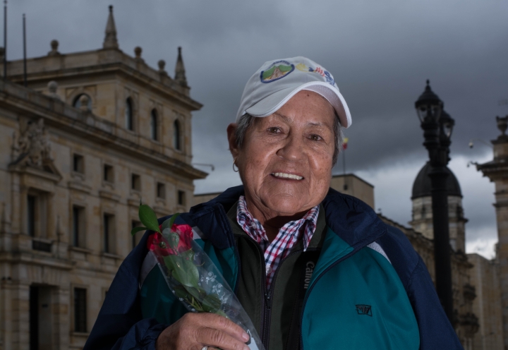 Rosa, una de las vendedoras de maíz y fotógrafas más emblemáticas de la Plaza de Bolívar. Foto: Julián Ríos y Natalia Romero