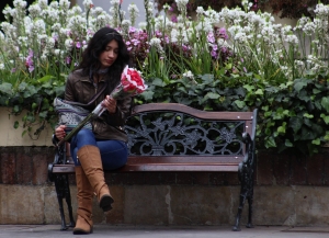 No todas las mujeres sonríen en su día porque a veces las flores se quedan cortas comparado a lo que les toca en su diario vivir. Foto: Sebastián López|Rosa, una de las vendedoras de maíz y fotógrafas más emblemáticas de la Plaza de Bolívar. Foto: Julián Ríos y Natalia Romero|Yolanda vendiendo flores el Día de la Mujer. Normalmente vende ropa en San Victorino. Foto: Kimberly Vega|El premio de la lotería. Foto: Julián Ríos|Foto: Camila Granados y Camilo Suárez|Foto: Ana María Guzmán|Rostros y murales: la pacha mama. Foto: Julián Ríos|Protección temporal: válido solo por el día de la mujer. Foto: Natalia Romero|Mientras algunas reciben flores, muchas también son invisibles y deambulan sin un cumplido, sin un hogar. Foto: Sebastián López||Un beso después de trabajar. Foto: Sarah Sofía Castillo|La sonrisa después del beso. Foto: Sarah Sofía Castillo|Foto: Camila Granados y Camilo Suárez|Foto: Camila Granados y Camilo Suárez|Aferrada al pie de la estatua desvestida, la mujer que intentó convertir a Simón en "Simona" hace resistencia. Foto: Julián Ríos|Una joven se montó en la estatua de Simón Bolívar en la Plaza de Bolívar y, bajo la consigna de que los hombres también entran a la cocina, lo vistieron con delantal y guantes para lavar la loza. A penas se dio cuenta la Policía, subieron un bachiller para que la bajara y le quitara los atuendos a la estatua. Foto: Santiago Luque|Policía toma medidas contra la joven que intentó vestir la estatua de Simón Bolívar como ama de casa. Foto: Juliana Oyuela|||