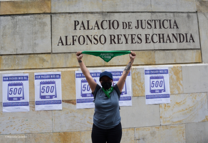 Celebración ante el fallo histórico frente al Palacio de Justicia. @MarcelaGuardo