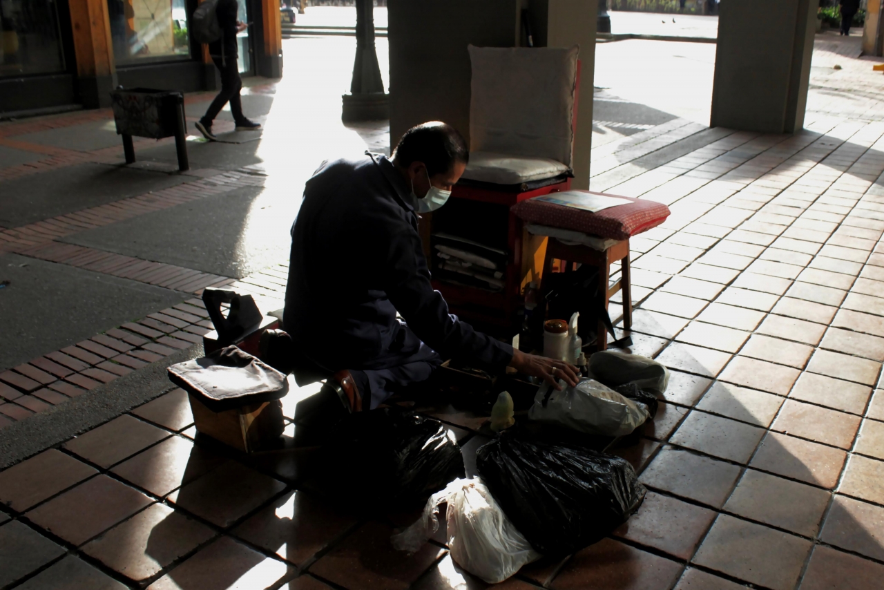 El sol mañanero abrazando la espalda del Señor Fernando|Un zapato a la vez|Sacando su carrito de un parqueadero cerca de su punto de trabajo|Leyendo el periódico mientras espera comensales|El señor Fernando comprando aromáticas a sus clientes|Jornadas laborales de aproximadamente 12 horas|Pasando por la plazoleta la estrella para llegar a su punto de trabajo|Con precisión y rapidez es el trabajo de un bolador|Además de lustrar zapatos, el Señor Fernando tiene un puesto de dulces|La virgen María que lo acompaña cada día|||