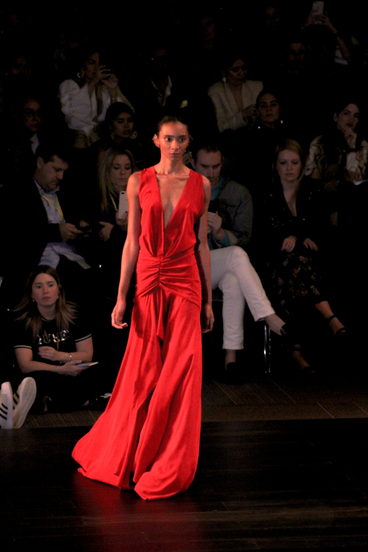 Los vestidos largo y los conjuntos sastres predominaron en la colección. El rojo, tal como en colecciones pasadas de la diseñadora estuvo presente.