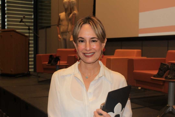 Silvia Tcherassi a punto de comenzar el conversatorio " El negocio creativo de la moda", en el marco de la franja de conocimiento del Bogotá Fashion Week.
