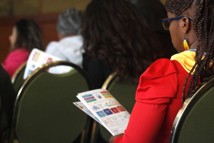 Mujer leyendo el informe de la Ruta Pacífica de las Mujeres