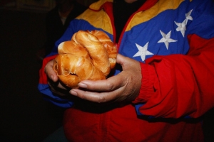 Lejos de casa|Refugio|Pan|Chocolate|La fila|Donaciones|Chocolate con pan|Localidad Santa Fe, Bogotá|Esperar|Cartas de un pequeño universo|||