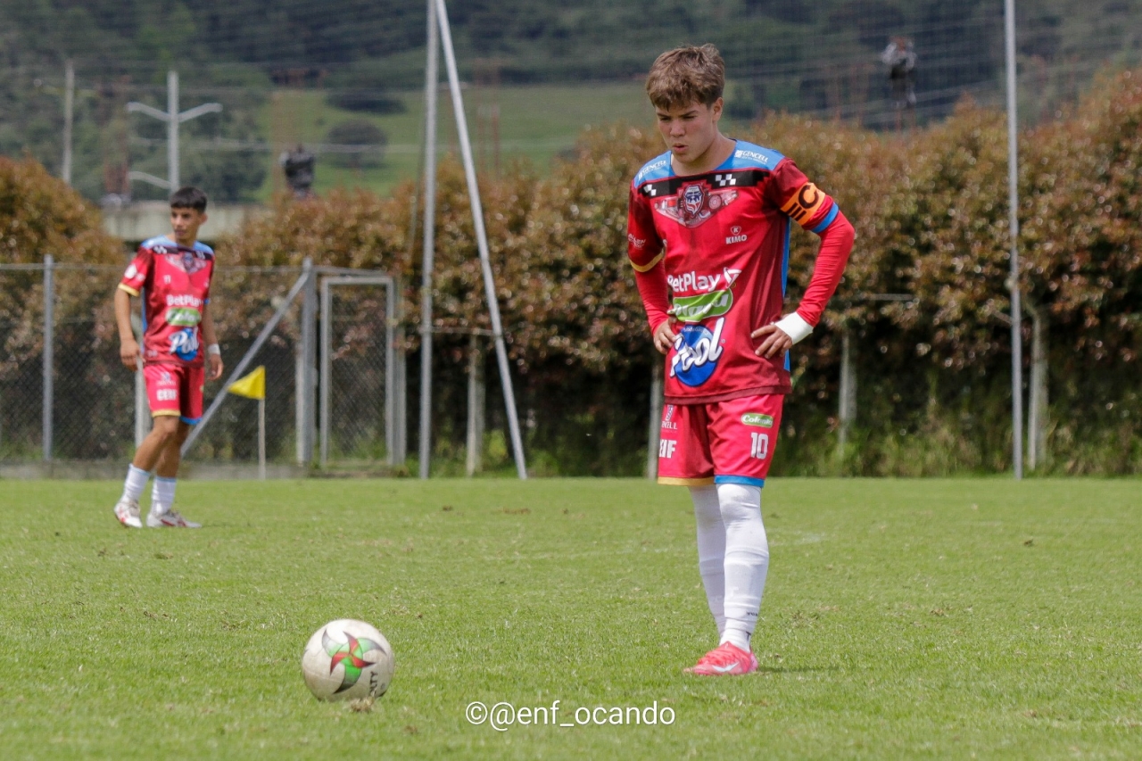 Daniel Rodríguez cobrando un tiro libre|Daniel Rodríguez regateando|Daniel con un trofeo de goleador|Daniel, un capitán silencioso|Daniel Rodríguez y su amigo, Juan Cadena|Daniel en microciclo con la Selección Colombia|Daniel Rodríguez en un partido contra SantaFe|Equipo de Fortaleza sub17|Daniel Rodríguez|Daniel durante un calentamiento|||