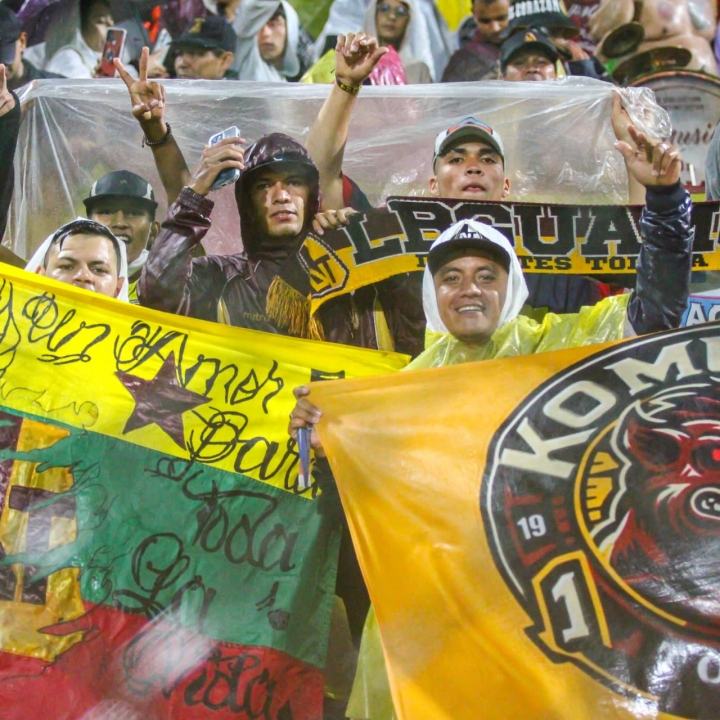 Los hinchas de ambos equipos no pararon de alentar a pesar del agua y el frío