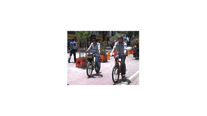 Ciclistas se movilizan por el carril 'Bici Séptima', muy cerca de la Plaza de Bolívar, en el centro de Bogotá.