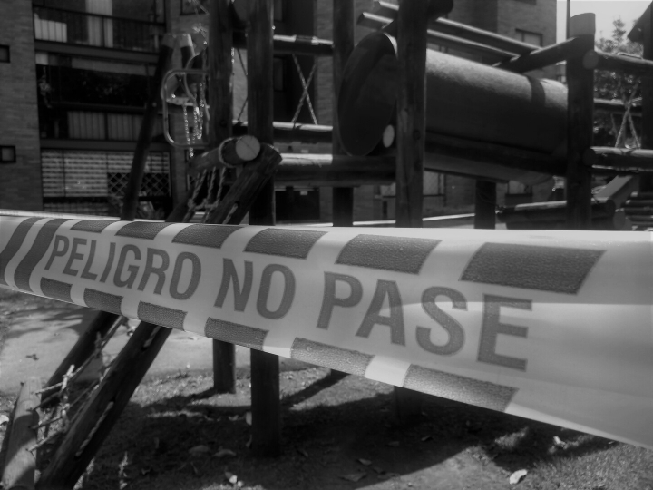 “Diversión". La mayor parte de centros recreativos y parques infantiles han cerrado o clausurado para evitar el contagio de niños y padres al exterior. Se restringe la diversión.