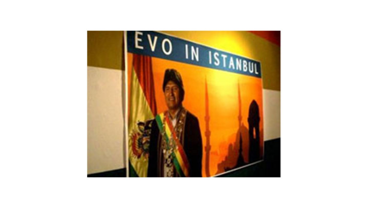Fotomontaje de presidente de Bolivia Evo, Morales, en Estambul. Parte de la coleccion 'Independencia, Revolucion y Narcochingadazo" por Pedro Lash y Miguel Rojas Zotelo|||