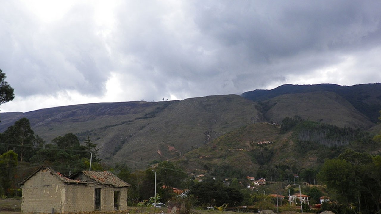 El incendio afectó la parte superior del cerro, que está negra por las llamas|||