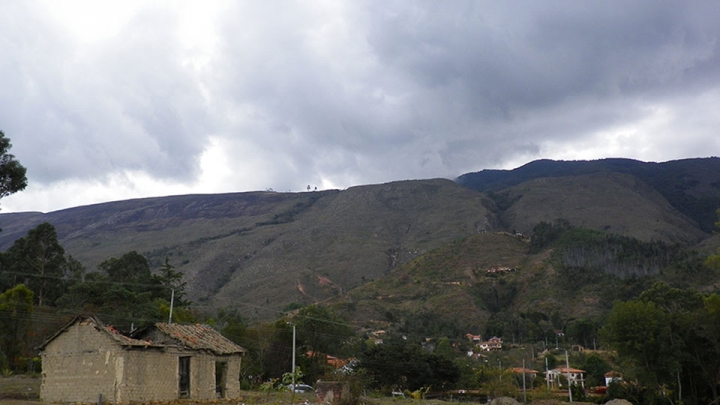 El incendio afectó la parte superior del cerro, que está negra por las llamas