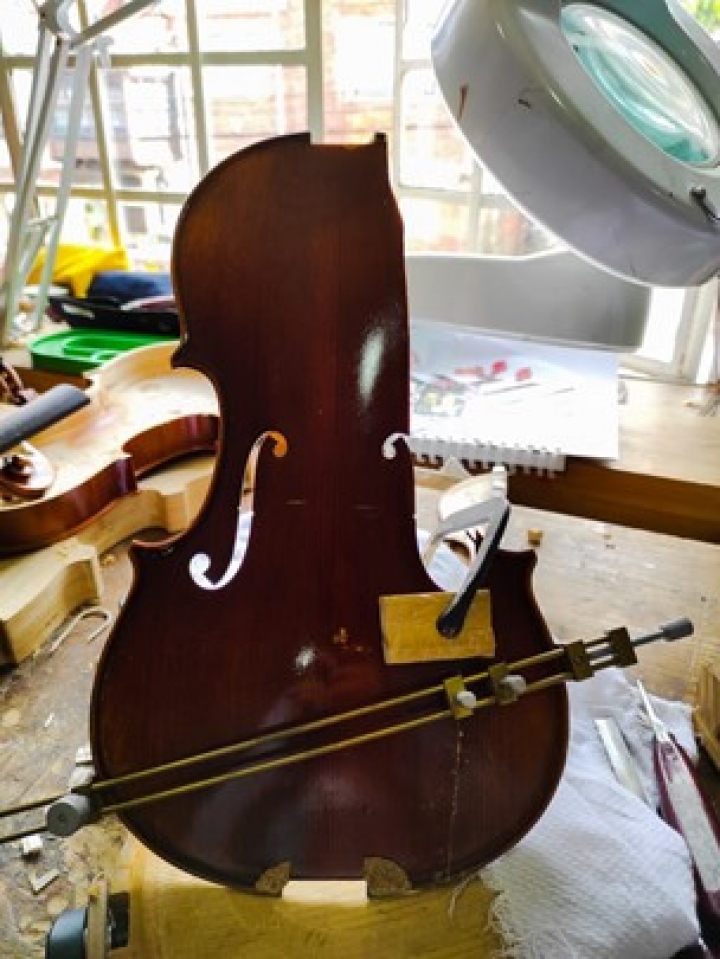 El precio de los instrumentos hechos por lutieres oscilan entre los 3 y 10 millones de pesos colombianos.