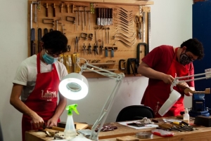 Luis Felipe y su compañero en el proceso de creación de violín.|Luis Felipe y su maestro en el proceso de creación de violín.|Luis Felipe en el proceso de creación de violín.|Violín participante de concurso de la Fundación Salvi.|Luis Felipe en el medio con su maestro y compañeros en el taller.|El precio de los instrumentos hechos por lutieres oscilan entre los 3 y 10 millones de pesos colombianos.|Trabajo en el taller.|||
