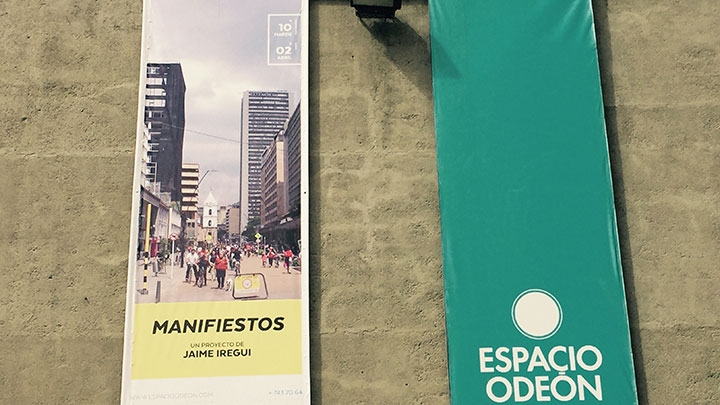 Entrada del Espacio Odeón durante la exposición "Manifiestos" del artista Jaime Iregui