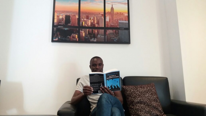 Abou Kassoum y su libro "The Habits of Succesful Students". Imagen cortesía de Kassoum