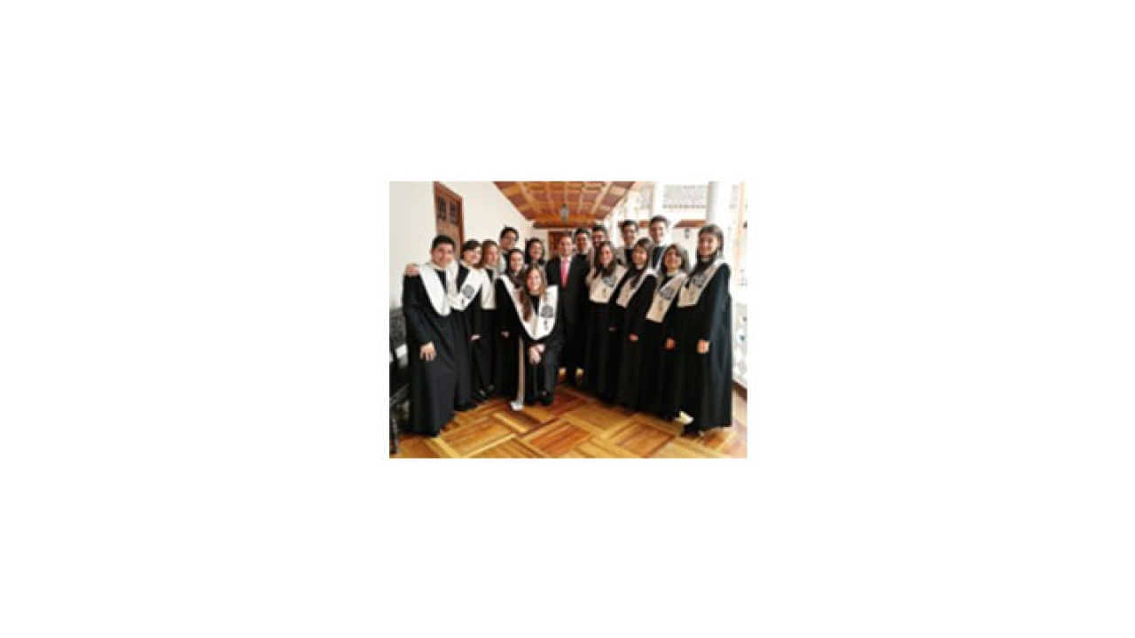 El rector José Manuel Restrepo junto a los Colegiales.|||