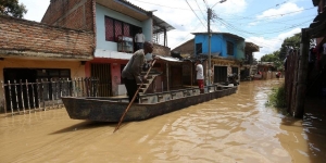 Habitantes de Juanchito se transportan en lanchas.|||
