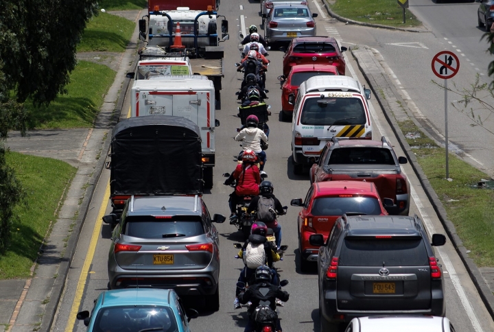 Motociclistas en el tráfico.