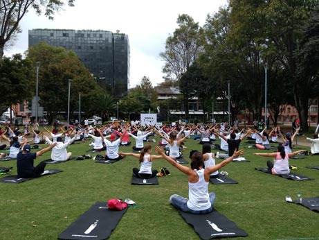 Práctica de yoga en zonas verdes de Bogotá
