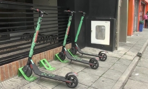 Patinetas eléctricas parqueadas en los espacios destinados|||