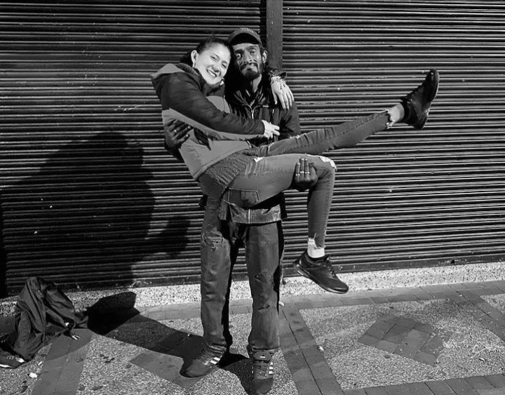 Jacqui Hernández junto a su amigo William Páez habitante de calle