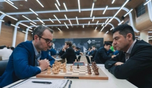 Alder Escobar (negras) durante la FIDE World Cup 2019, contra el cubano Leinier Domínguez (blancas).|“Empiezas a jugar y descubres que es un universo de ideas, de creatividad y estrategia.” —Alder Escobar.|||