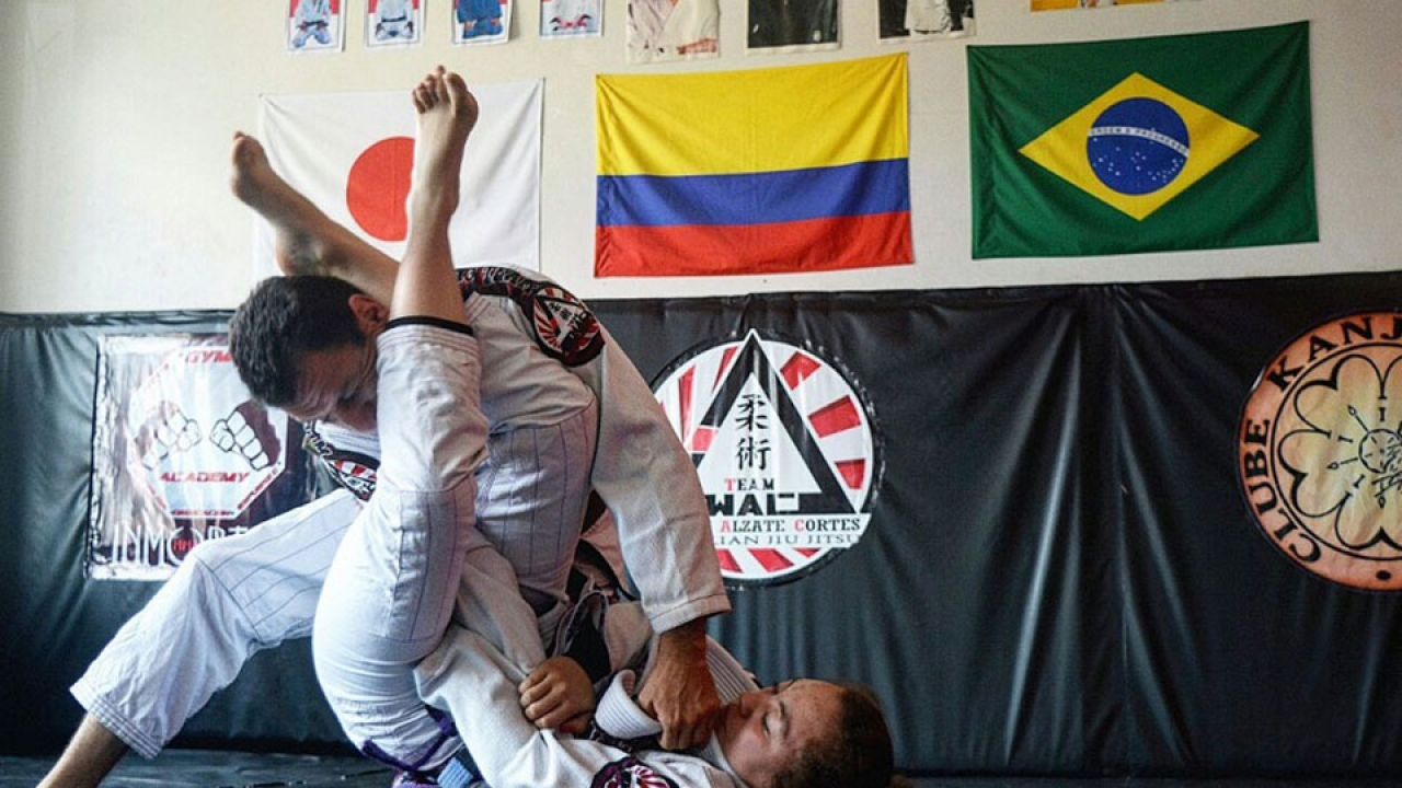 Stefanny combatiendo con su padre y profesor, Wilson Alzate|||
