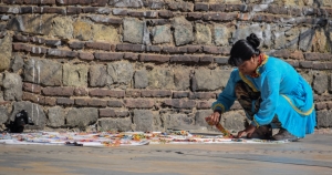 Indígena con sus artesanías en el Centro de Bogotá|||