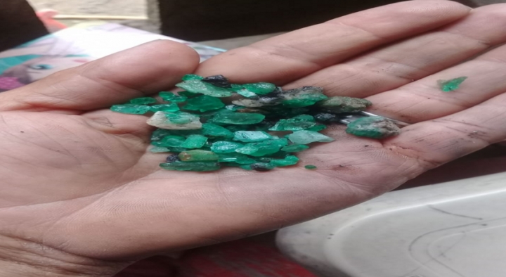 Esmeraldas de poco valor, llamadas morrayas. Son utilizadas para hacer canjes, pero no para vender